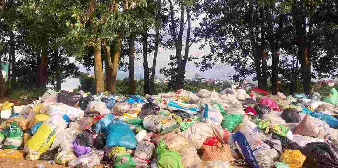 These large landfills are backed up partly because garbage collection is stalled. After that, people took the trash and threw it away indiscriminately. Photo: Nguyen Quan