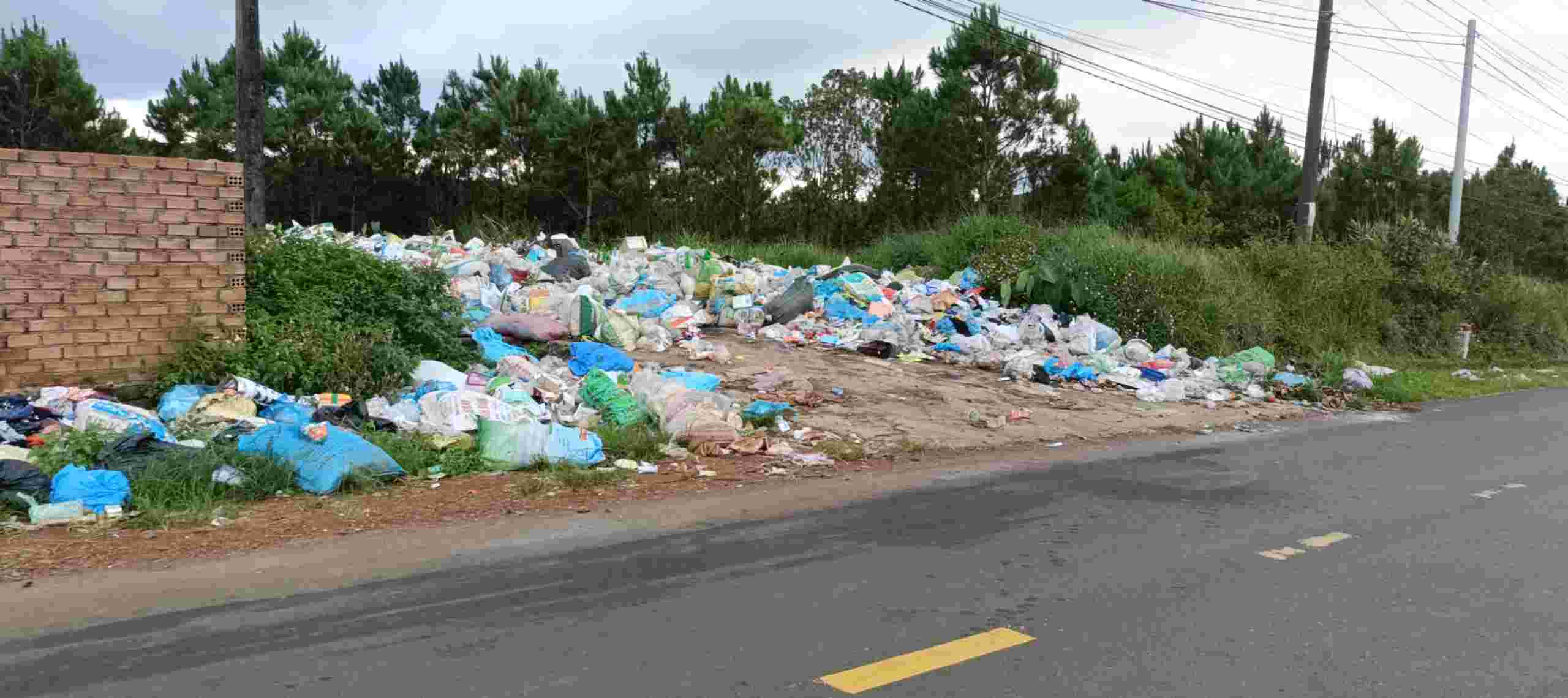 Road waste piled up in large piles along the roadside is mainly household waste discharged into the environment by families. Photo: Nguyen Quan