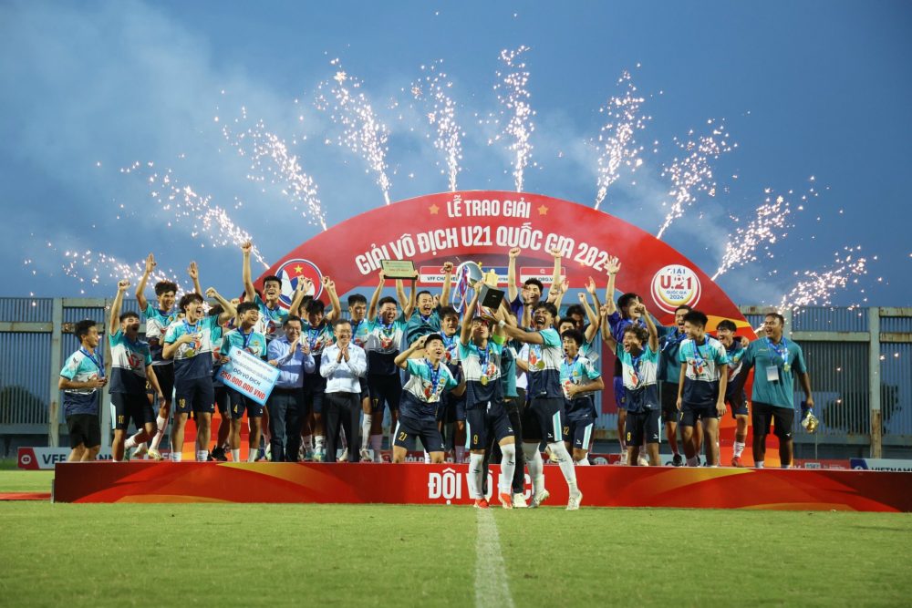 After a 0-0 draw in the official match time, U21 Hoang Anh Gia Lai defeated U21 PVF on penalties to become the champion of the 2024 National U21 tournament. Mr. Nguyen Hong Minh - Deputy Director of the Sports Department sports; Mr. Tran Quoc Tuan - Chairman of Vietnam Football Federation (VFF); Mr. Tran Anh Tu - Vice President of VFF awarded awards and trophies to Hoang Anh Gia Lai U21 team.