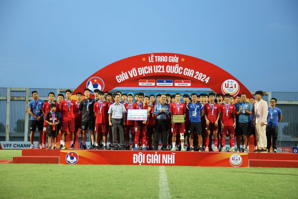 Mr. Nguyen Quoc Hoi - Standing member of the VFF Executive Committee, Mr. Nguyen Minh Chau - Deputy General Secretary of VFF, Head of the tournament organizing committee and Mr. Kim Nam Pyo - Technical Director of PVF Youth Football Training Center - Ministry Police awarded prizes to the second-ranked team, U21 PVF.