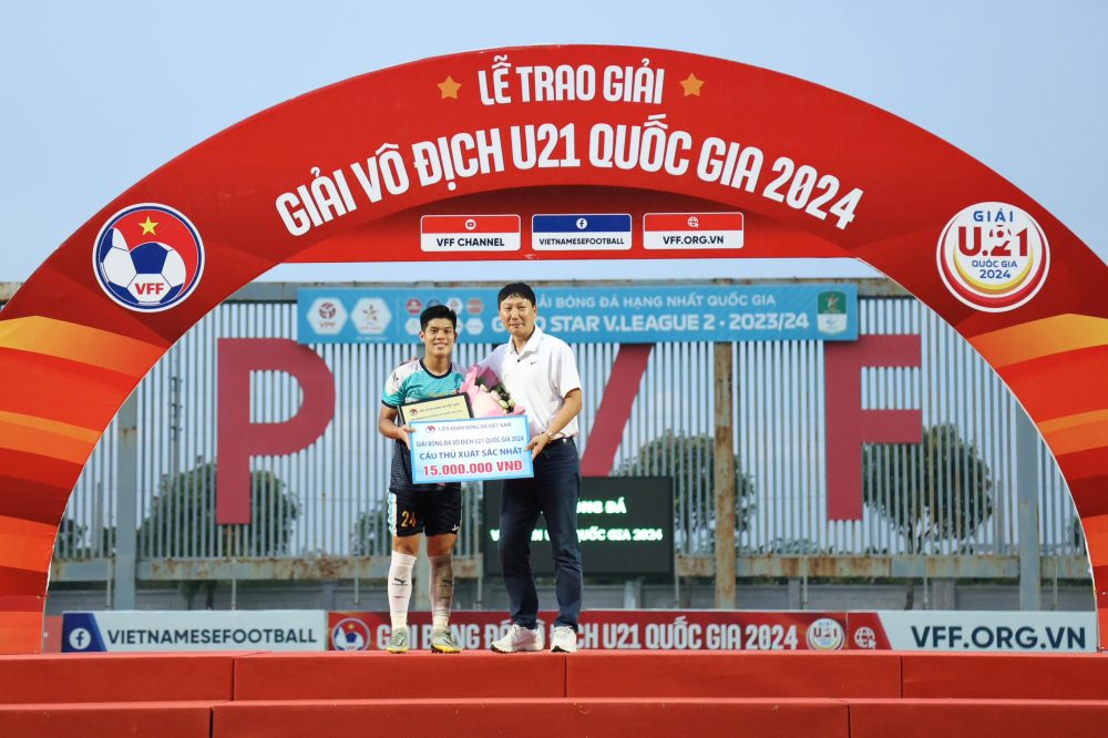 Coach Kim Sang-sik awarded the Best Player of the tournament award to Nguyen Duc Viet of U21 Hoang Anh Gia Lai.