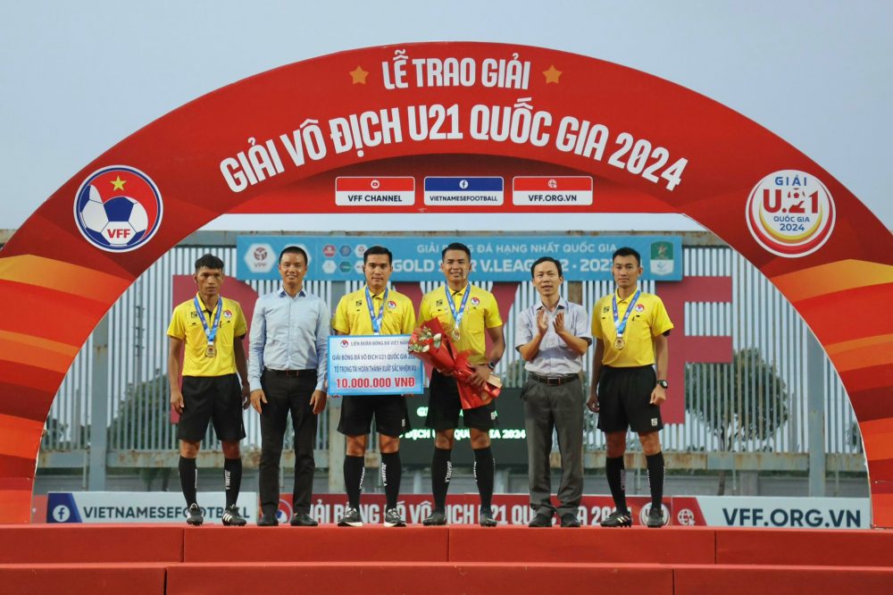 Mr. Nguyen Minh Chau and Mr. Vo Quang Vinh - Deputy Head of the VFF Referee Committee awarded awards to the referee team for completing their tasks.