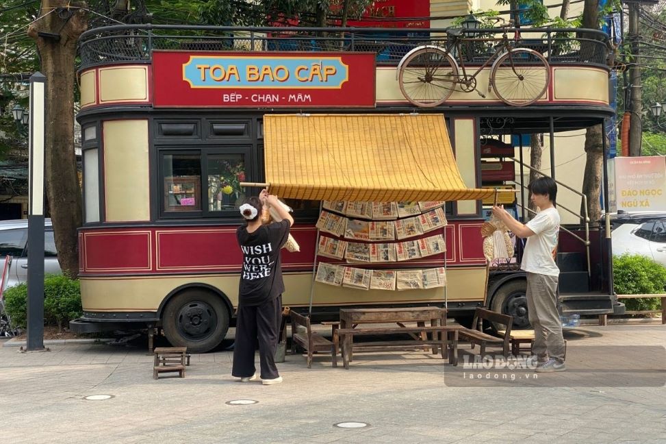 “Train Line No. 6” takes the idea of ​​the old Hanoi's decommissioned ground train system.