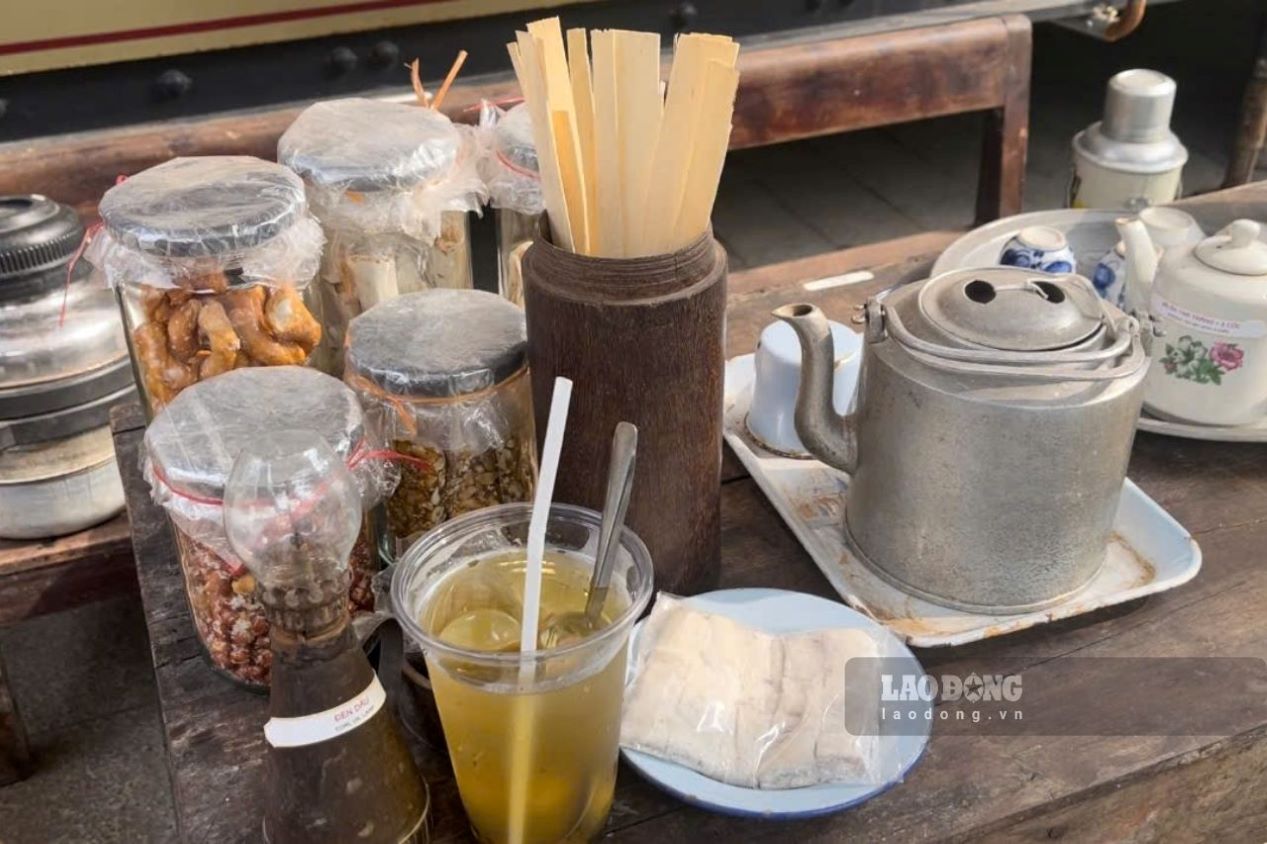 Toa Bao Ngu also serves drinks and familiar snacks.