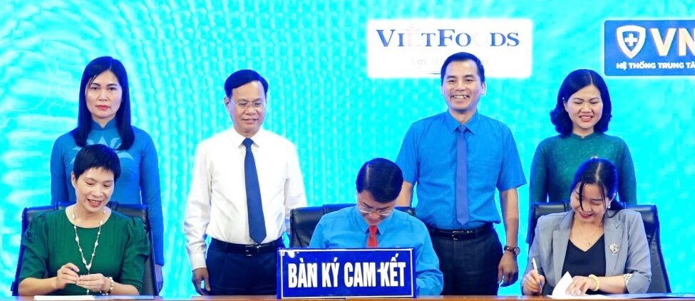 Liên đoàn Lao động quận Long Biên và các doanh nghiệp ký thỏa thuận ưu đãi cho đoàn viên Công đoàn. Ảnh: CĐQ