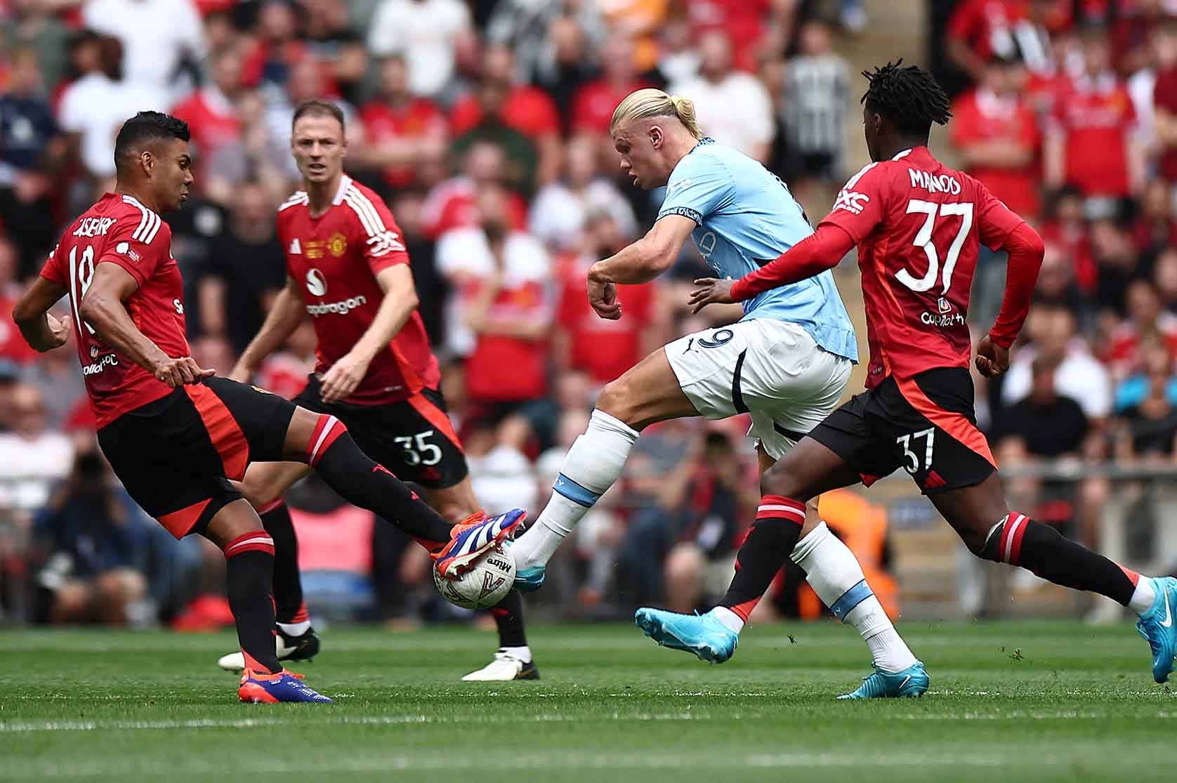 Casemiro still has a fighting style in his play against Man City. Photo: AFP