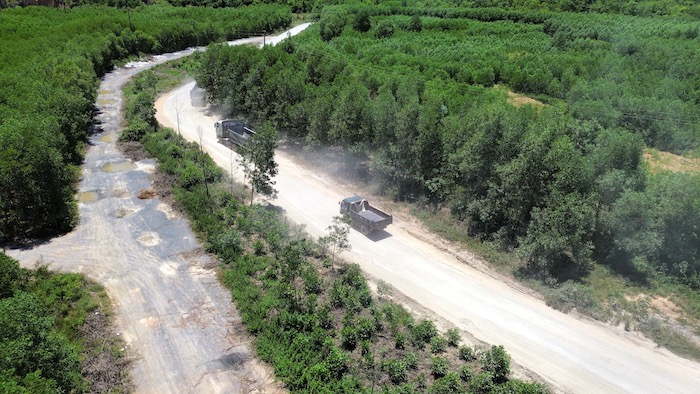 Every day, hundreds of vehicles plow the above road. Photo: Cong Sang