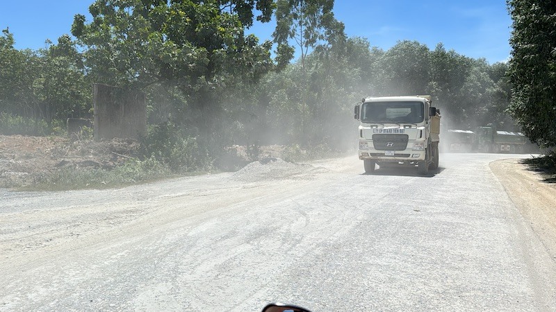 Dust is everywhere every time a car passes through this route. Photo: Cong Sang