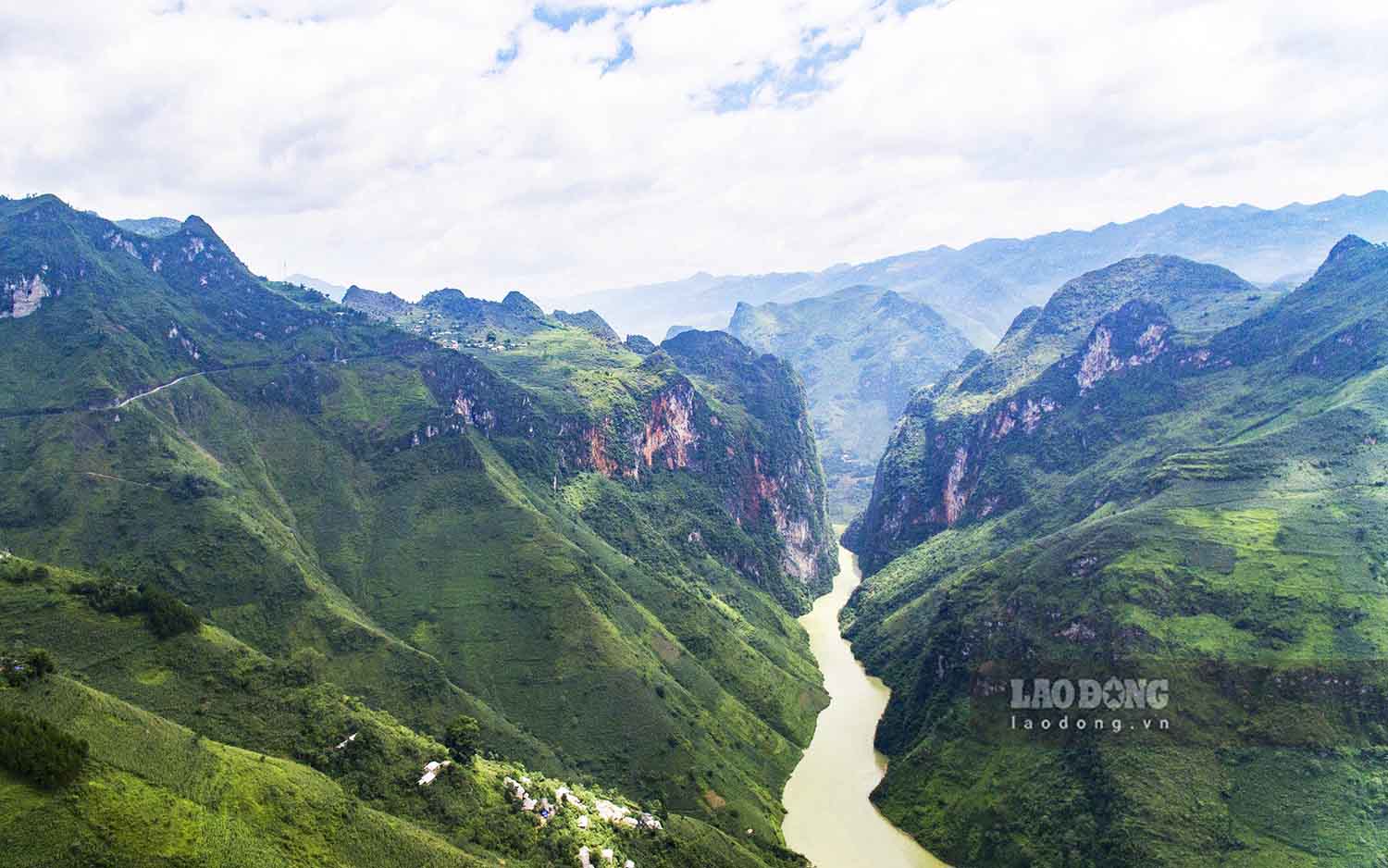 Tu San Gorge, with the Nho Que River below and steep cliffs over 800m high, is considered one of the most unique and spectacular geological formations in the world.