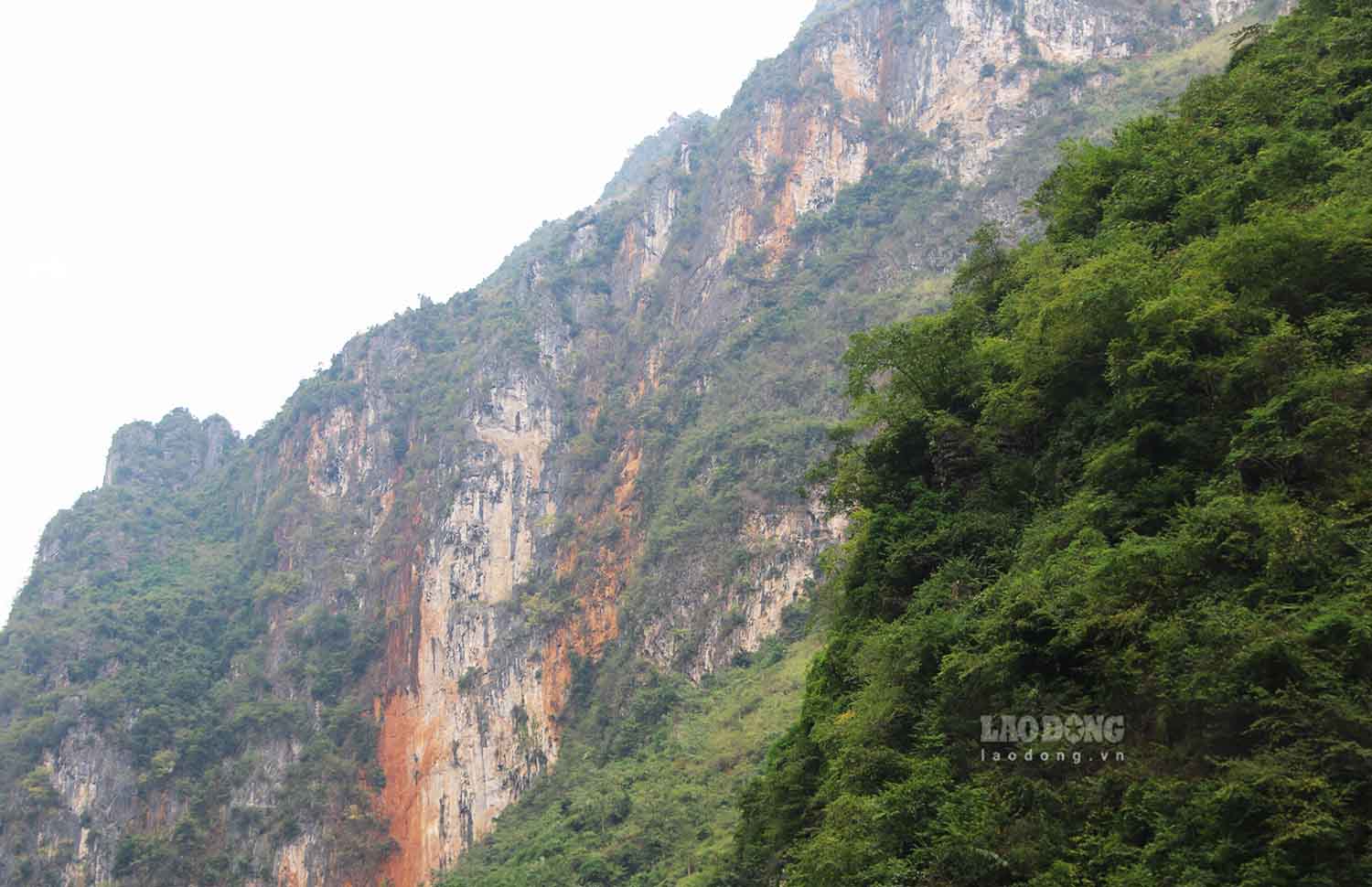 Scientists believe that, along with the movement of the earth's crust millions of years ago, along with the Dong Van Stone Plateau, Tu San alley has risen more than 2,000m above sea level.