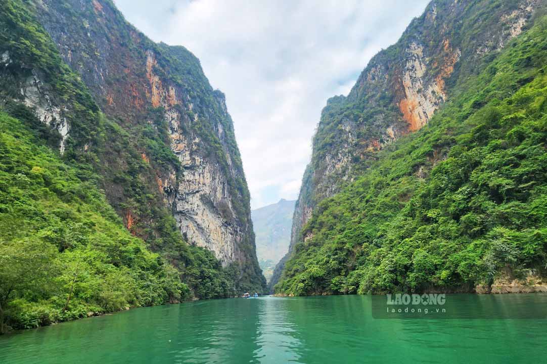 Since 2012, when Nho Que Hydropower Plant came into operation, it created a large lake bed area, making exploring Tu San canyon more convenient. From the hydroelectric lake bed, you can see the entire steep cliff hundreds of meters high.