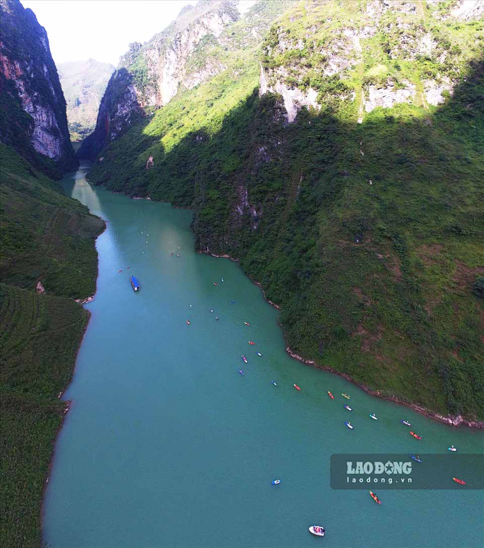 In recent years, tourism services on Nho Que river to see Tu San canyon have flourished.