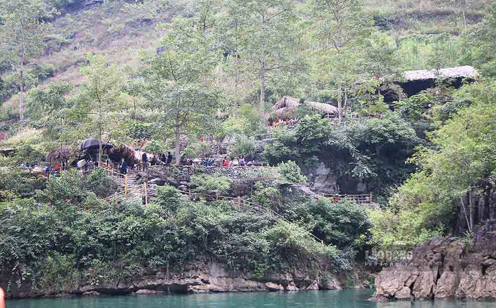 Mr. Vu A Chinh (Son Vi commune, Meo Vac) said that life in this canyon is usually self-sufficient because traveling is very difficult. In recent years, as more tourists come and experience, food and services are transported from town.