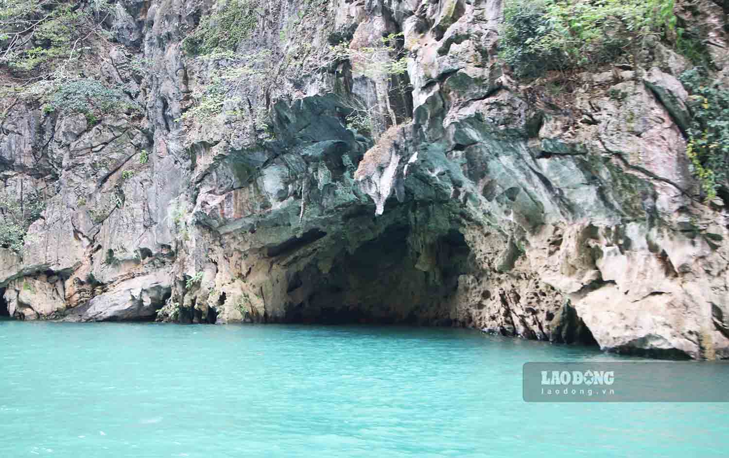 After closing the hydroelectric dam, a part of Tu San alley was submerged in water, and there are still traces of stone quarries and small caves that can be observed.