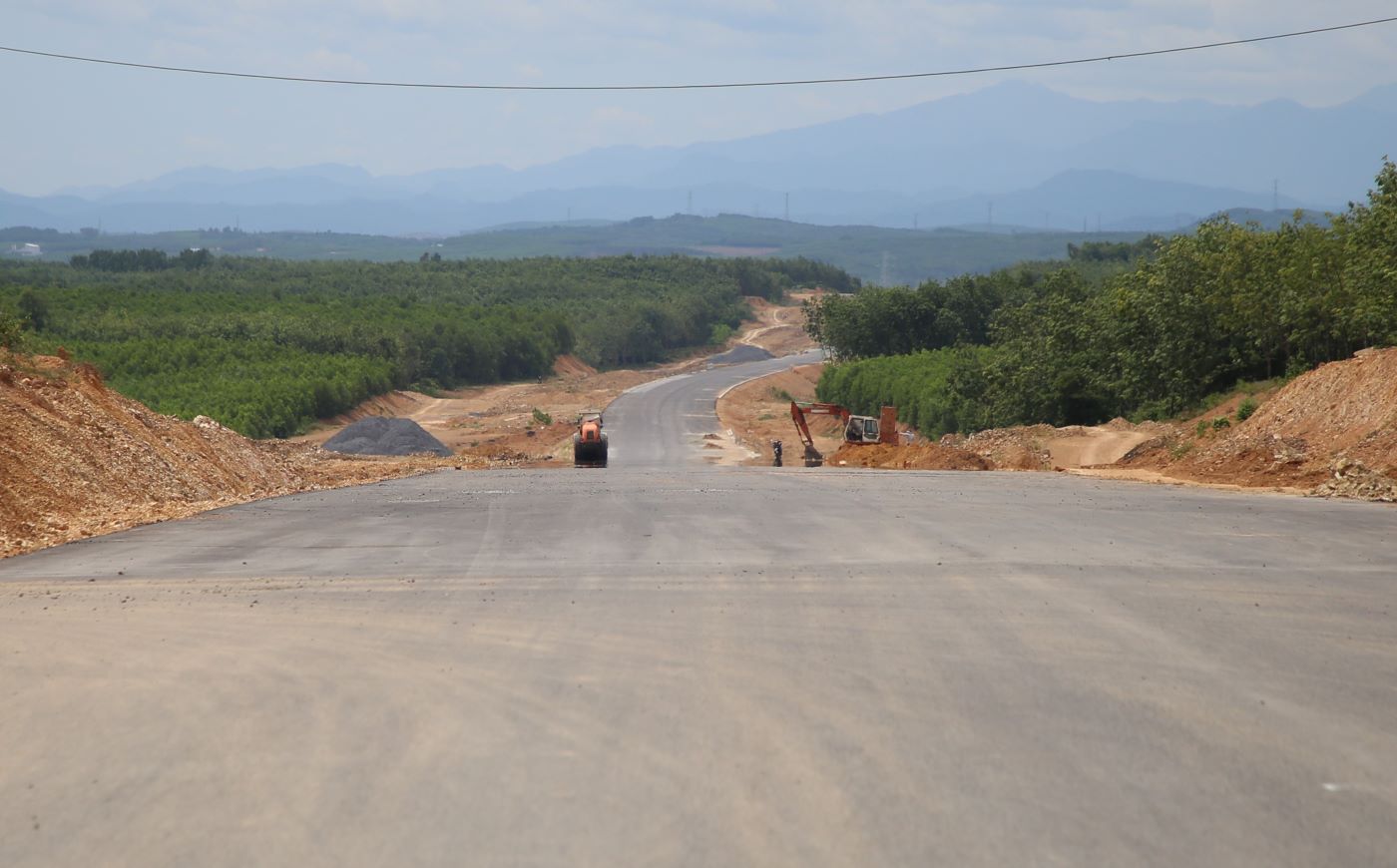 Đoạn cao tốc đã được thảm nhựa, hoàn thành thêm các hạng mục an toàn giao thông nữa là hoàn thiện. Ảnh: Hưng Thơ.