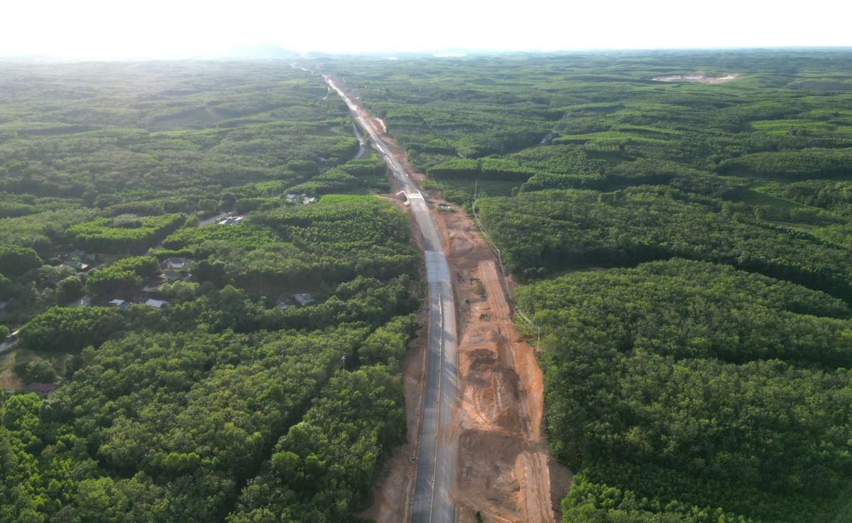 Một đoạn cao tốc Vạn Ninh - Cam Lộ qua huyện Vĩnh Linh, tỉnh Quảng Trị đã được thảm nhựa. Ảnh: Hưng Thơ