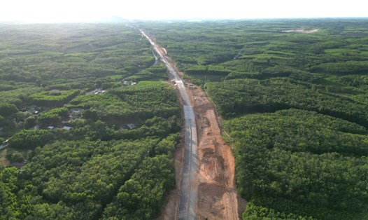 Một đoạn cao tốc Vạn Ninh - Cam Lộ qua huyện Vĩnh Linh, tỉnh Quảng Trị đã được thảm nhựa. Ảnh: Hưng Thơ