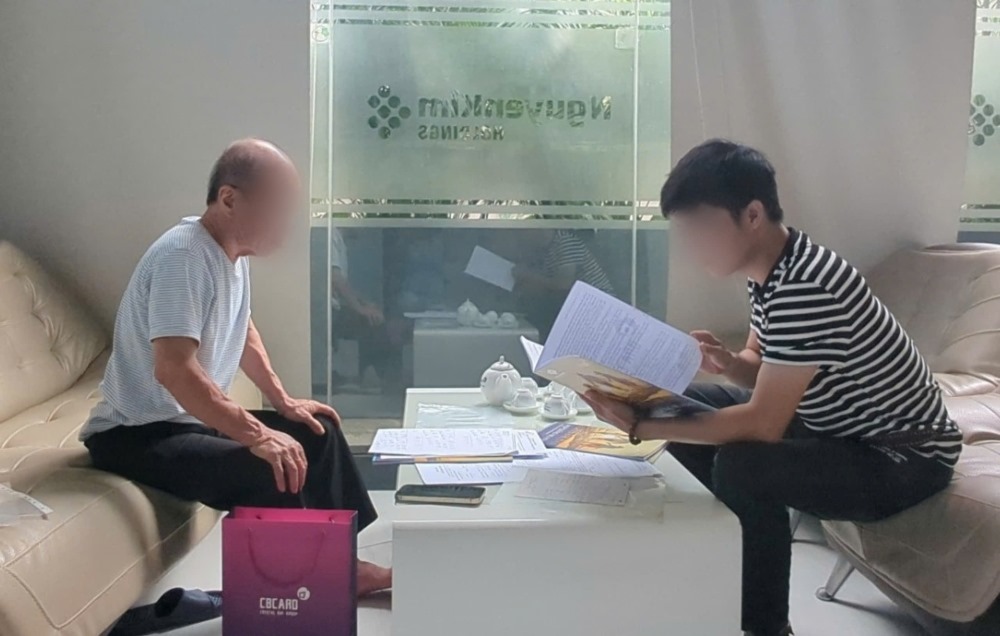 Nhiều khách hàng của Crystal Bay đã đến phản ánh tại Văn phòng Báo Lao Động ở TPHCM. Ảnh: Ngọc Ánh