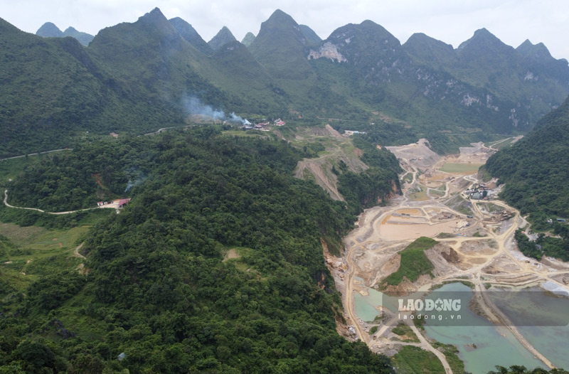 In the heart of the Phia Oac range, Nguyen Binh district (Cao Bang), there is a tin mine located in the Tinh Tuc hanging valley, the mine is named Tinh Tuc tin mine. This place also bears the mark of the period when the Soviet Union helped our country build a socialist region at the beginning of the Fatherland.