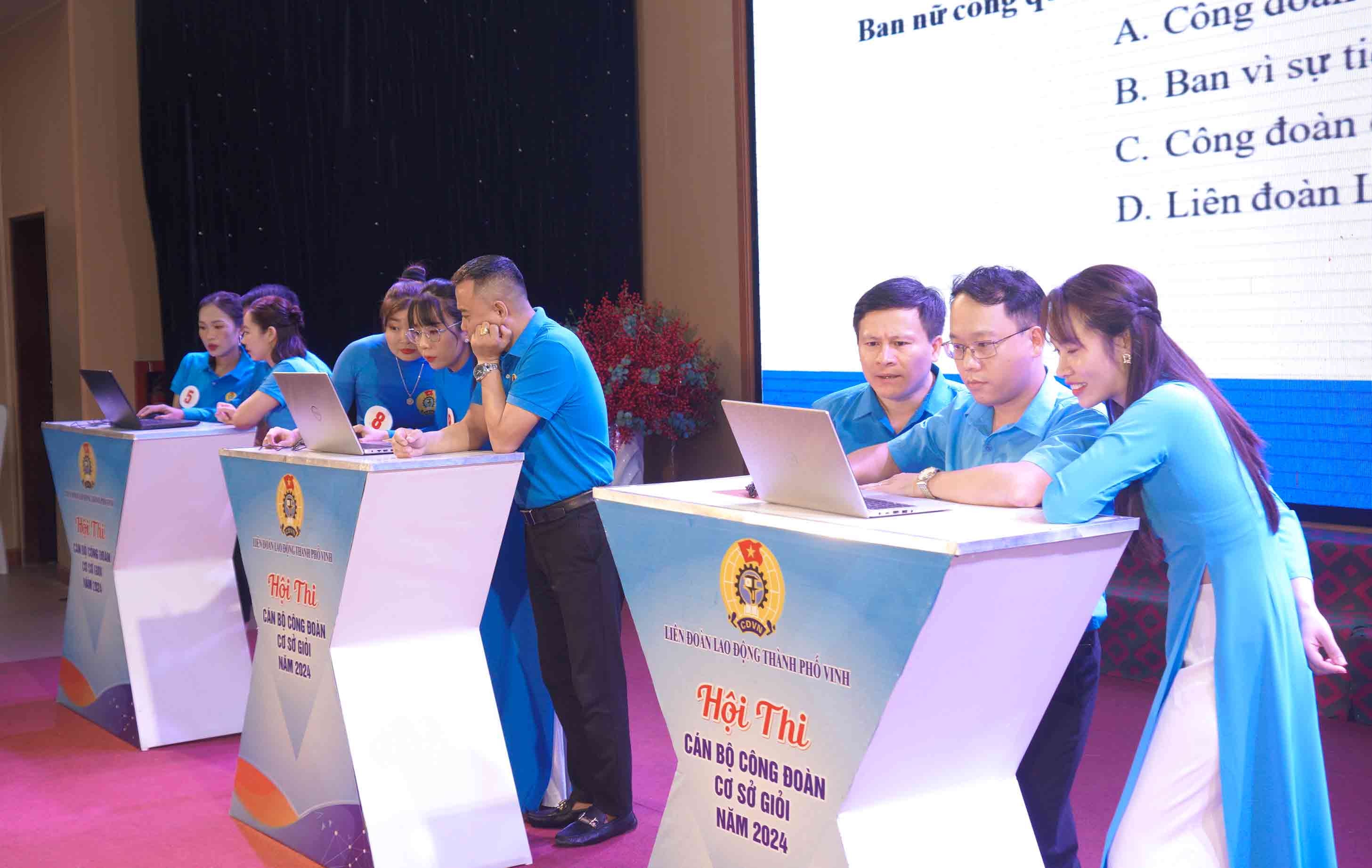 Contestants gathered to participate in the exams. Photo: Duy Chuong.