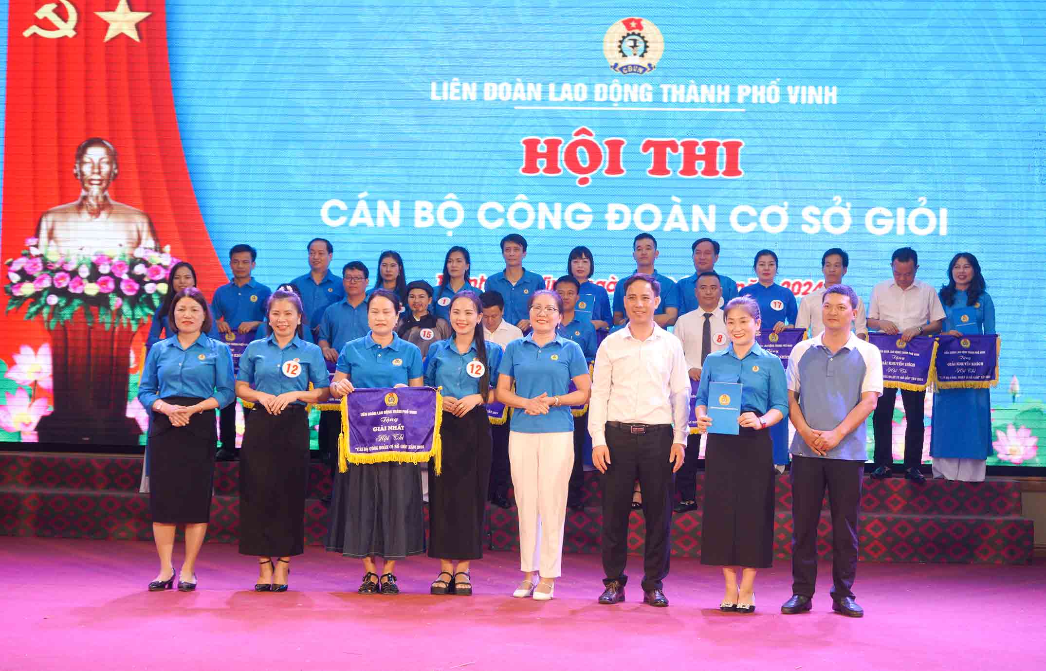 Leaders of Nghe An Provincial Labor Confederation awarded the First Prize to Nghi Kim commune unit. Photo: Duy Chuong.