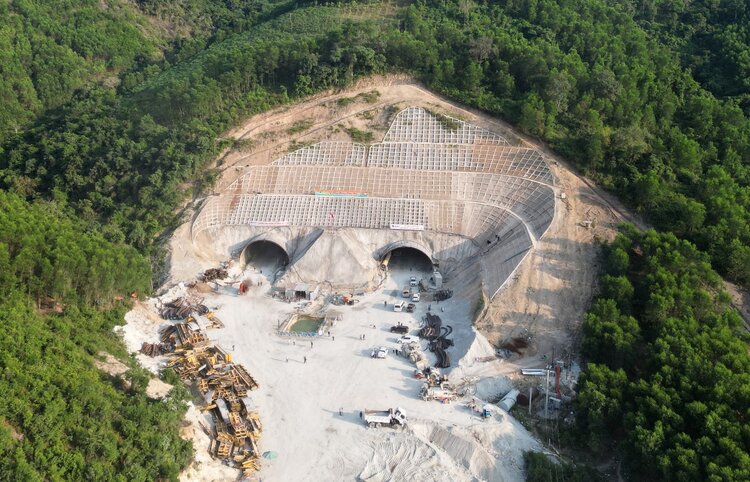 The entire project deployed 45 construction steps, mobilizing nearly 4,000 personnel and more than 1,700 machinery and equipment to the construction site. Photo: Vien Nguyen