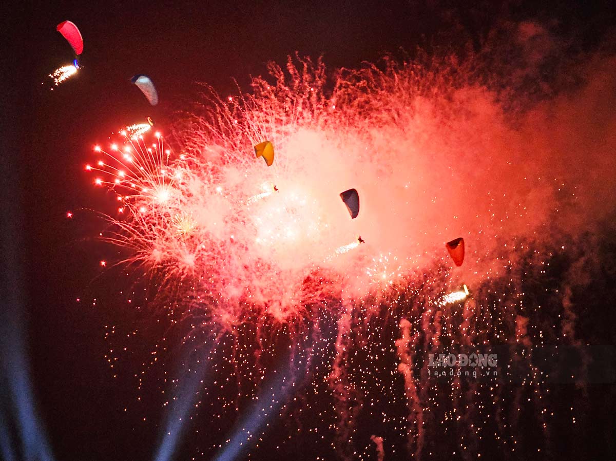 Fireworks and parachute displays at Carnaval Ha Long 2024 take place on the evening of April 28, 2024. Photo: Doan Hung