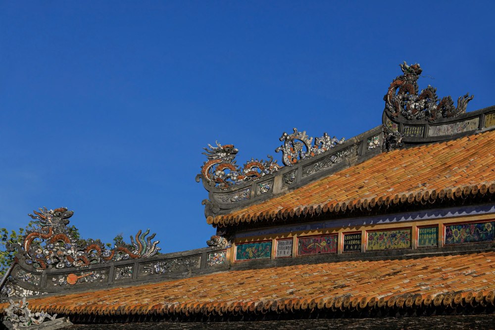 The palace's roof is covered with Hoang Luu Ly tiles, divided into 3 overlapping floors in order from high to low. The purpose is to avoid the heaviness of a building that is too large, and at the same time to enhance the temple by creating a visual effect of height for the building.