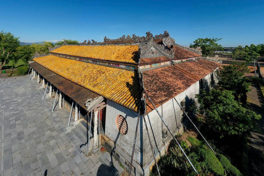 Thai Hoa Palace was started construction in February 1805, completed in October 1805 with double houses with overlapping roofs and interconnected houses. The main hall has 5 compartments and 2 double wings, the front hall has 7 compartments and 2 single wings, built on a foundation 0.9m above the ground.