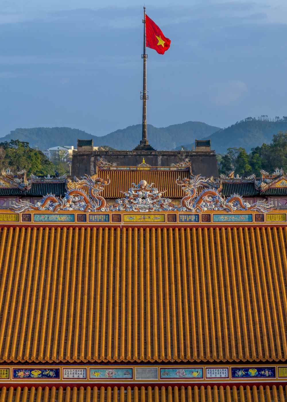 Thai Hoa Palace and its space are the highest symbols of authority, a building located in the Hue Monuments Complex (Hue Monuments Complex was recognized by UNESCO as a world cultural heritage on December 11. 1993).