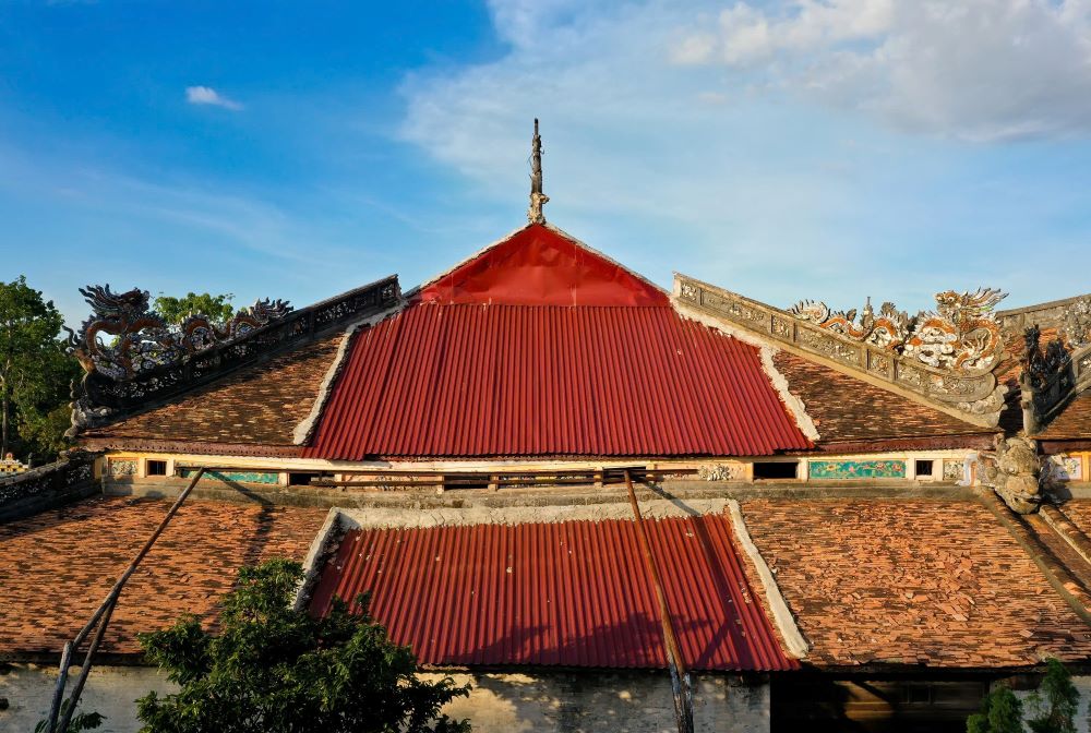 Over time, the palace deteriorated. By the end of November 2021, the Hue Monuments Conservation Center conducted a comprehensive conservation and renovation of the monument.