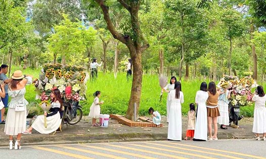 Nhiều bạn trẻ check-in "mùa Thu Hà Nội" tại các tuyến phố Lai Châu. Ảnh: TH