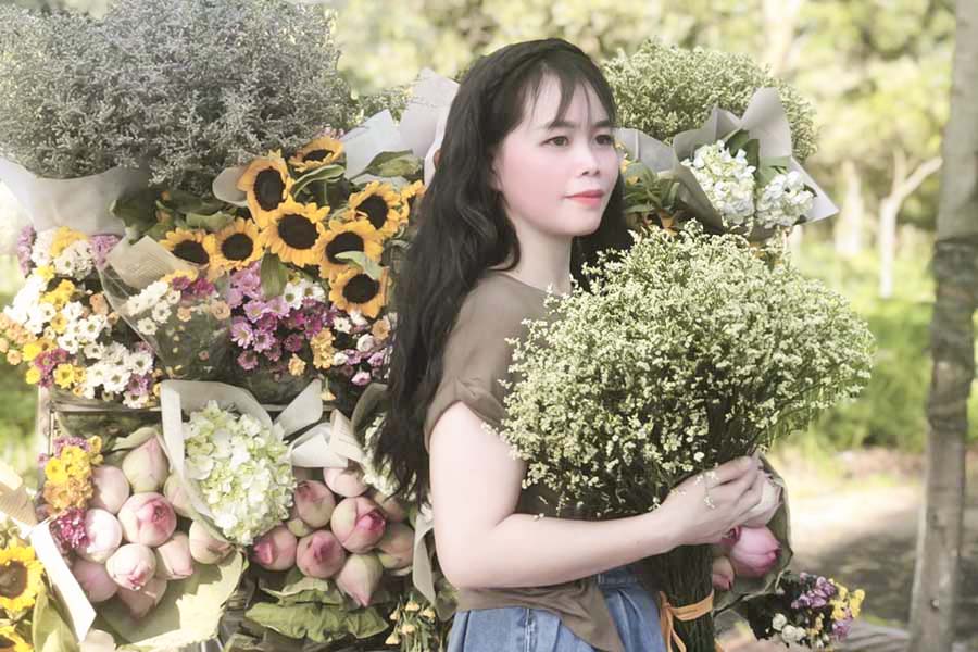 Chị Lường Thị Thảo bên chiếc xe hoa chở “mùa Thu Hà Nội“.