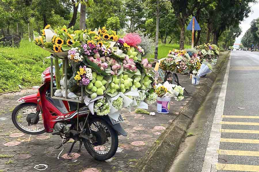 Những chiếc xe chở đầy hoa dọc tuyến đường Nguyễn Văn Linh.