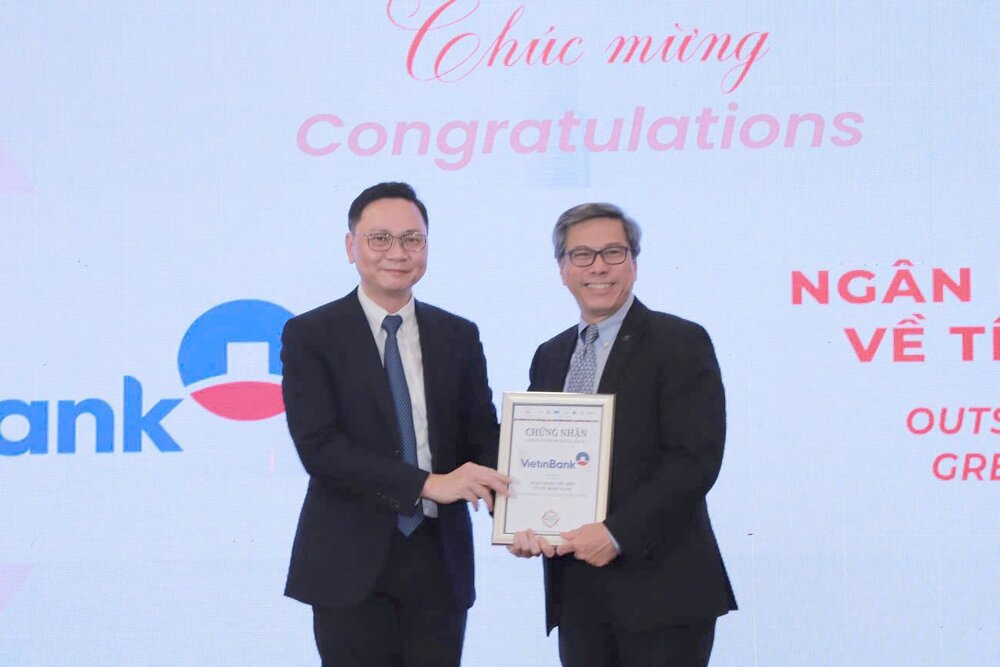 Mr. Nguyen Thanh Tung, Director of VietinBank Corporate Customer Division received the award from the Organizing Committee. Photo: VietinBank