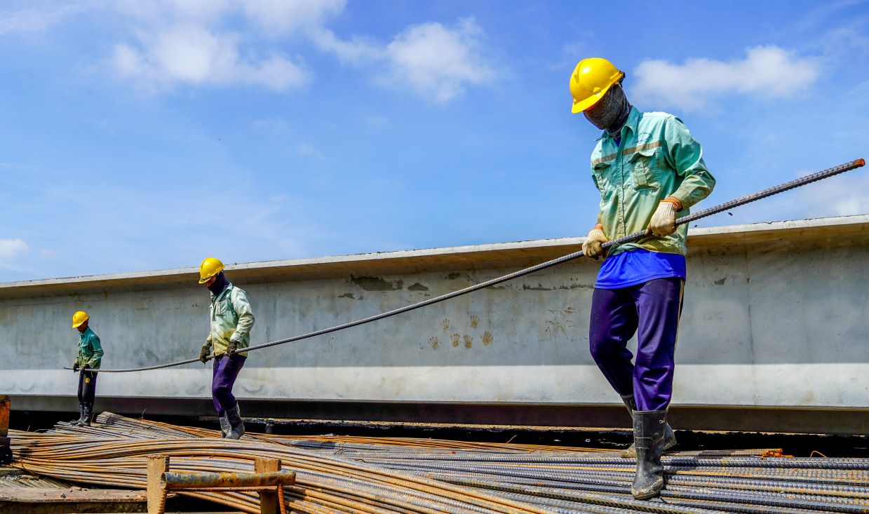 Ông Hoàng Ngọc Cương - Giám đốc điều hành dự án Công ty CP Tập đoàn Đạt Phương cho biết hiện nay Thi công cọc khoan nhồi 59/82 cọc; Đúc dầm 13/84 dầm, bệ trụ T7, T8, T3, T4