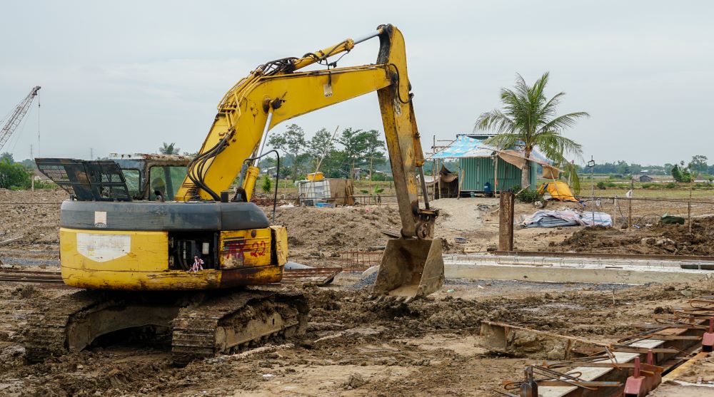 Cũng theo Ban quản lý 2 đến nay đã đào nền đường toàn tuyến trên 80% tuy nhiên chưa có nguồn cát để đắp. Tiến độ chung trễ 1 năm so với yêu cầu. Đơn vị cũng kiến nghị UBND tỉnh Sóc Trăng xem xét thống nhất chủ trương sử dụng cát biển đã qua xử lý giảm độ mặn cho toàn bộ chiều dài tuyến đoạn gói thầu số 11 và gói thầu số 12.