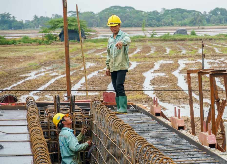 Chủ đầu tư dự án cũng đề nghị các nhà thầu tập trung thi công hoàn thành đường công vụ trong, triển khai đồng loạt thi công các cầu còn lại trên tuyến trong tháng 8.2024. Bổ sung mũi thi công đẩy nhanh tiến độ cho các cầu đang triển khai. Thực hiện thi công 3 ca, 4 kíp, vượt nắng thắng mưa đẩy nhanh tiến độ thi công các cầu bù lại khối lượng bị chậm. Chuẩn bị sẵn sàng vật tư, nhân công, thiết bị để đẩy nhanh tiến độ phần đường ngay sau khi có cát về công trình.