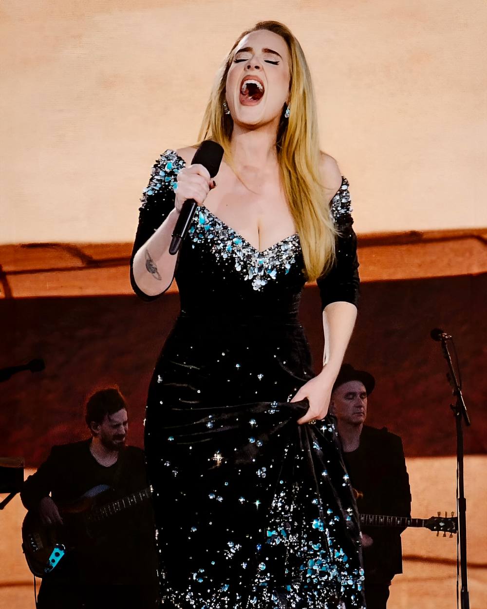 Adele in the outfit "Night Sea" by designer Cong Tri. Photo: Instagram.