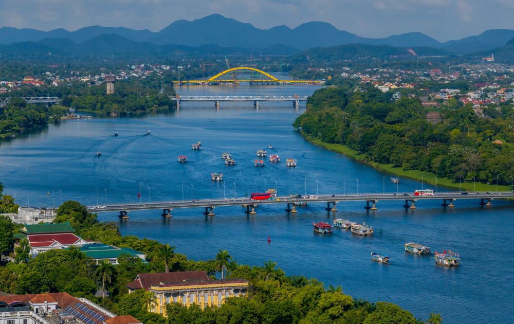 Dragon boat up the Perfume River to Hue Nam Palace. Photo: Nguyen Phong.