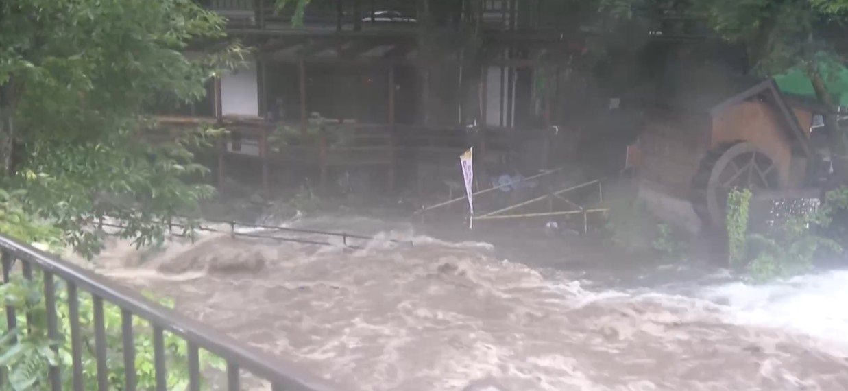 The storm caused heavy rain and fast-flowing river water. Photo: Cut from video