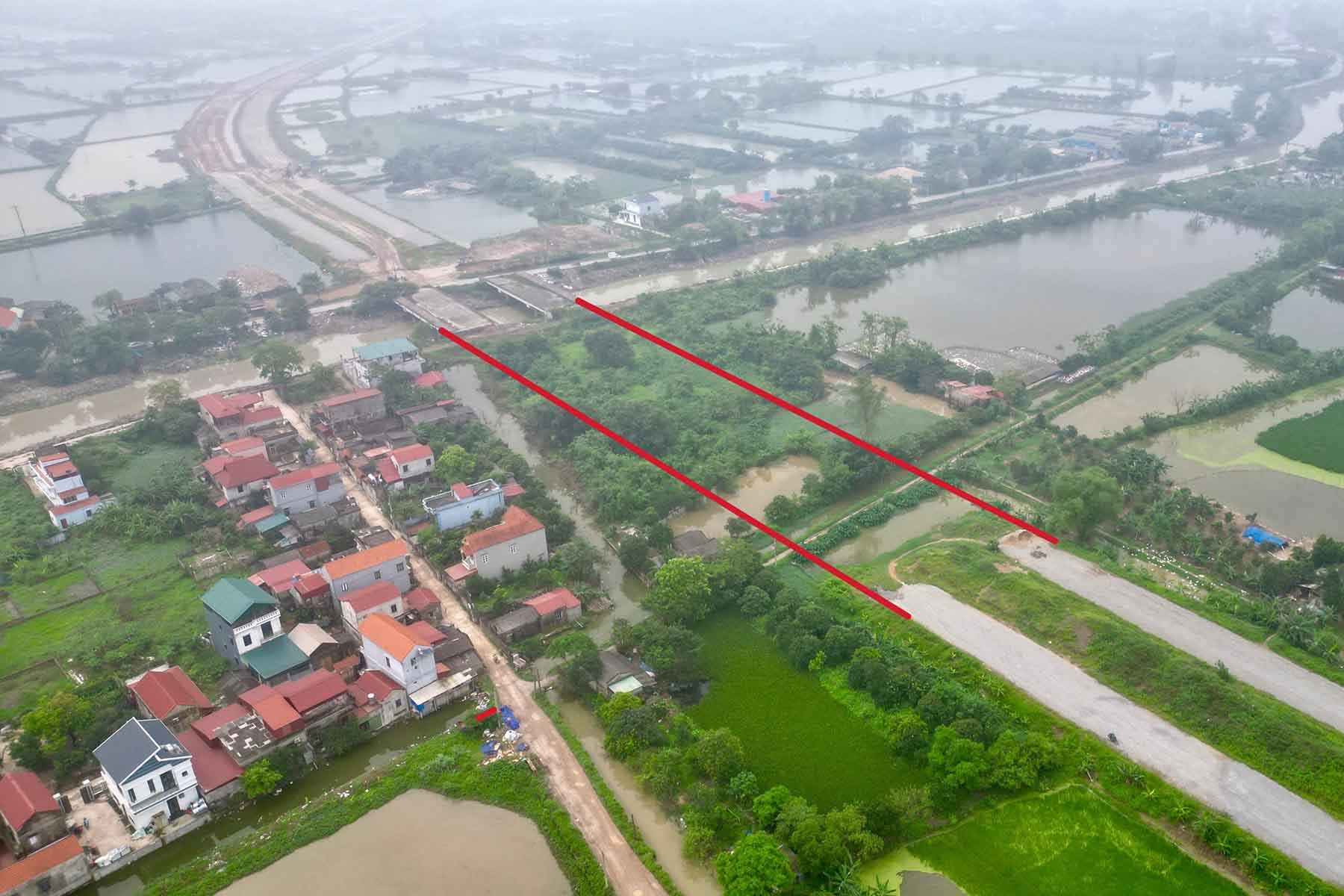 Đoạn qua thôn Phù Bật (xã Hồng Minh) nhiều năm qua chưa thể triển khai vì vướng mặt bằng. Ảnh: Hữu Chánh