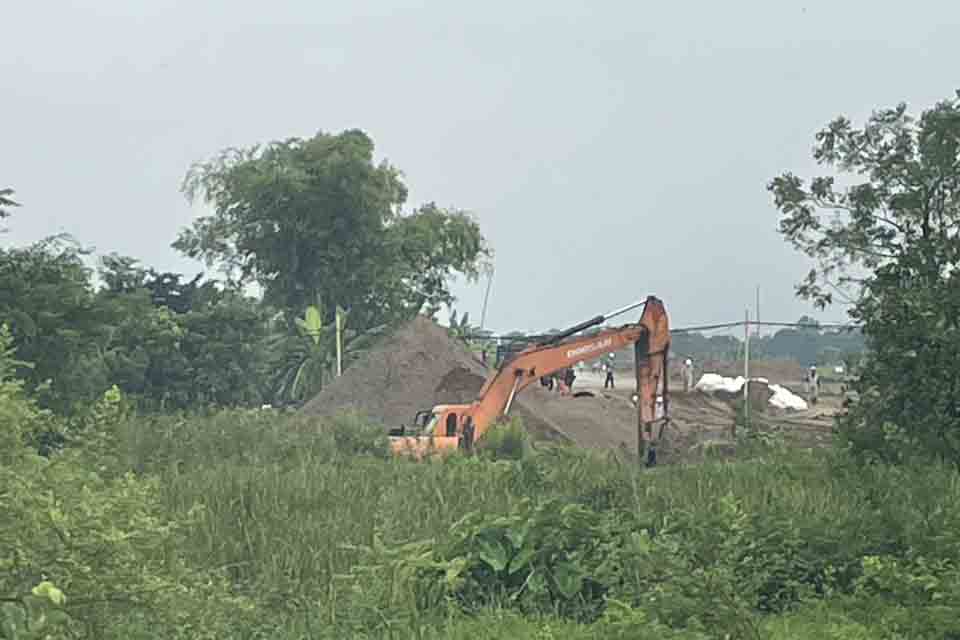 After implementing the content of land acquisition enforcement, the contractor carried out the construction of work items to soon connect the entire southern trunk route. Photo: Truong Nguyen