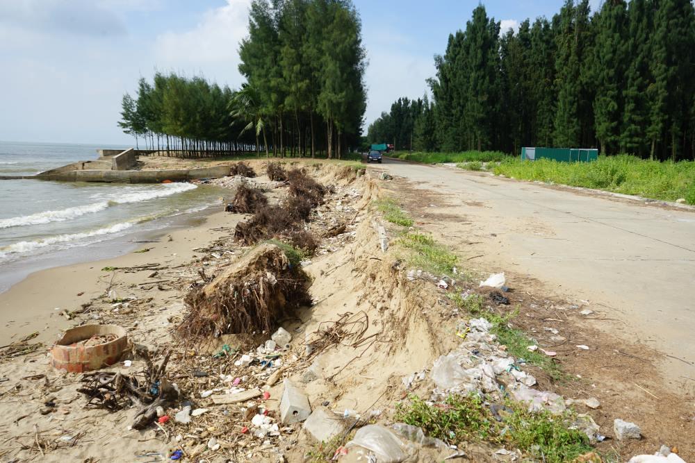 In some parts, erosion has even penetrated deep into the internal roads of the tourist area. Photo: Quach Du