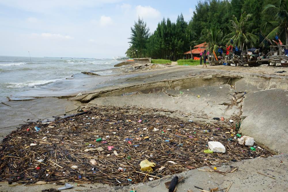 At another location in Van Phong village, the embankment collapsed. Photo: Quach Du