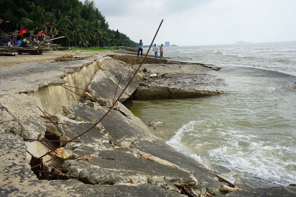 Scattered with iron bars protruding from the embankment after this area collapsed. According to many people, this area is a place for boats to board and exit, so when the embankment collapsed, it caused many difficulties for fishermen. Photo: Quach Du