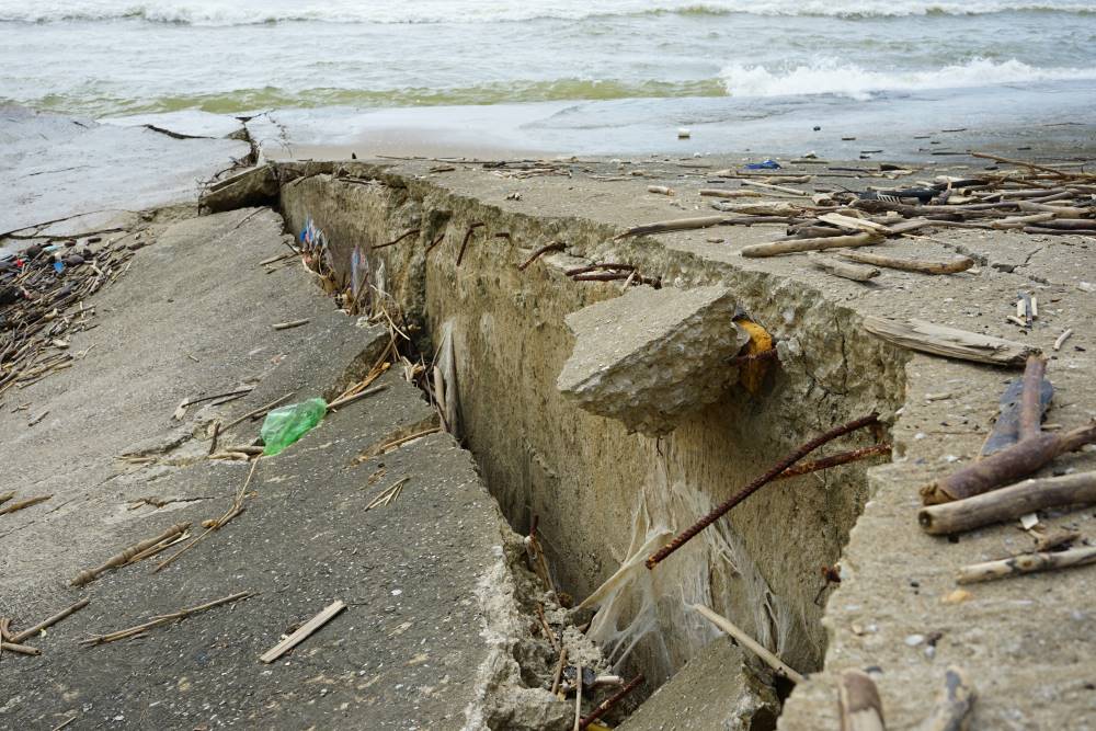 Concrete and steel reinforcement systems are seriously cracked. Photo: Quach Du