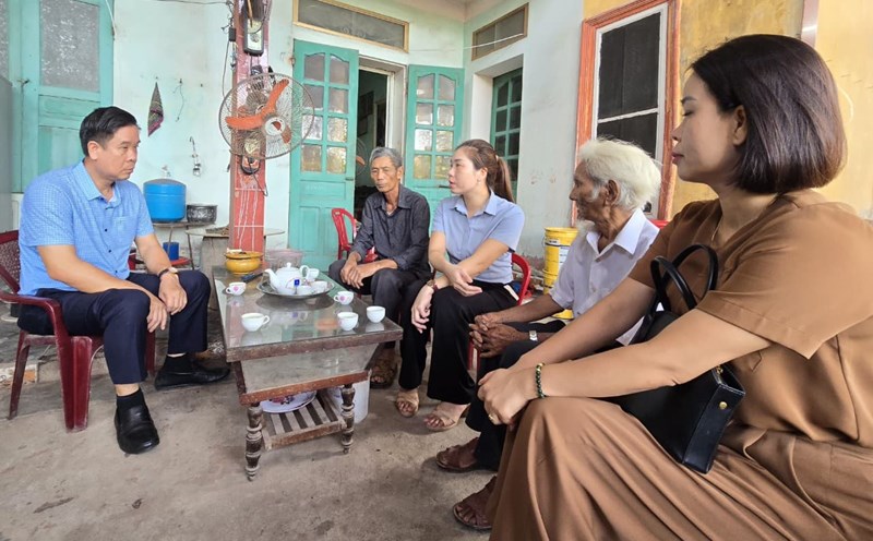 Đại diện lãnh đạo LĐLĐ tỉnh Ninh Bình thăm hỏi, động viên gia đình ông C.V.T (sinh năm 1961, trú xã Ninh Vân, huyện Hoa Lư, Ninh Bình), nạn nhân bị thương trong vụ sập nhà kho và đang được cấp cứu tại Bệnh viện Việt Đức. Ảnh: Nguyễn Trường