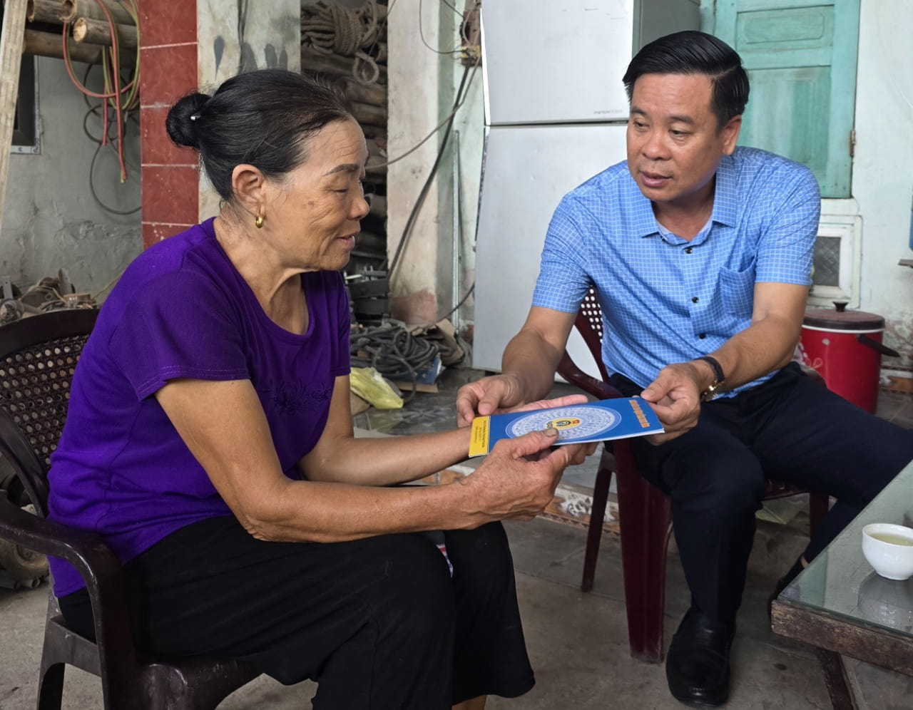 Đại diện lãnh đạo LĐLĐ tỉnh Ninh Bình trao hỗ trợ cho gia đình ông C.V.T. (sinh năm 1961, trú xã Ninh Vân, huyện Hoa Lư, Ninh Bình), là nạn nhân bị thương trong vụ sập nhà kho. Ảnh: Nguyễn Trường