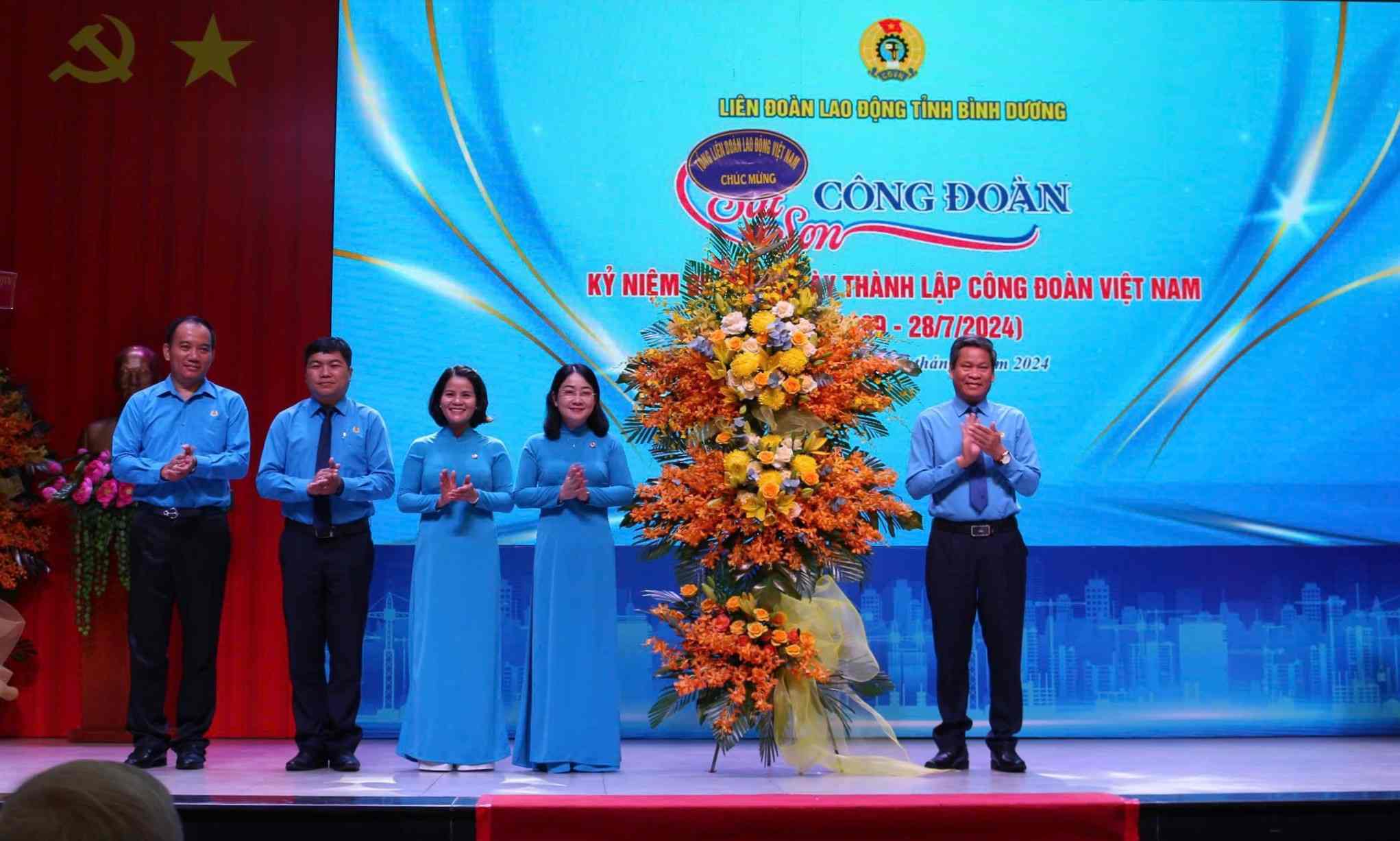 Mr. Huynh Thanh Xuan - Vice President of the Vietnam General Confederation of Labor awarded medals for the cause of building trade unions to individuals. Photo: Duong Binh